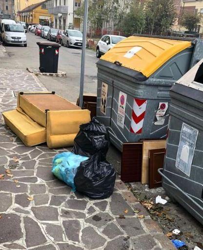 Sassuolo, fototrappole contro i “furbetti” dei rifiuti abbandonati in strada 