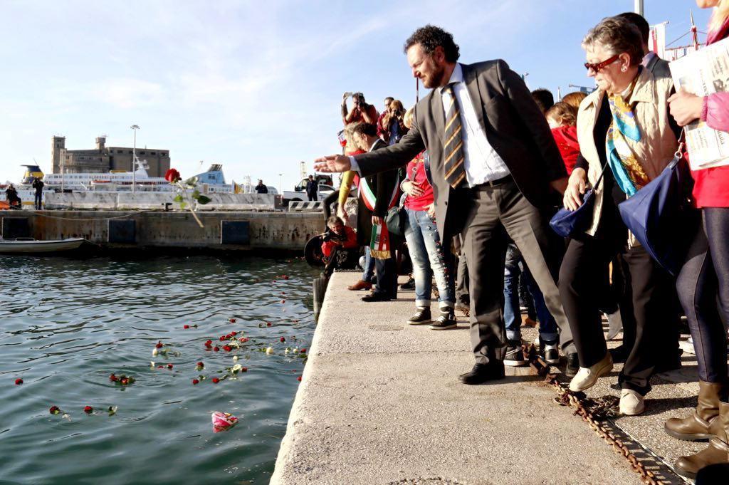 Una cerimonia di commemorazione nel porto di Livorno