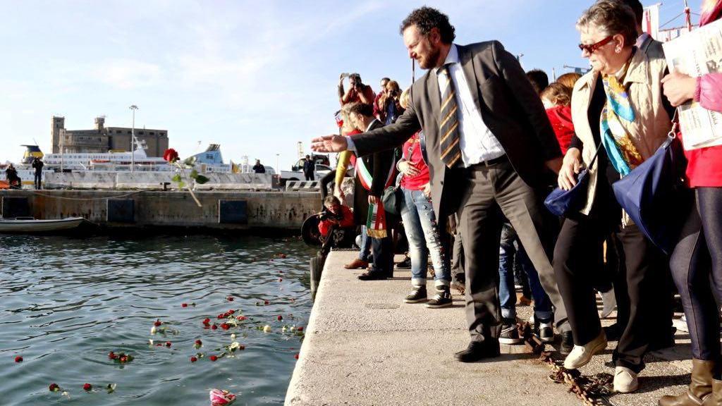 Una cerimonia di commemorazione nel porto di Livorno