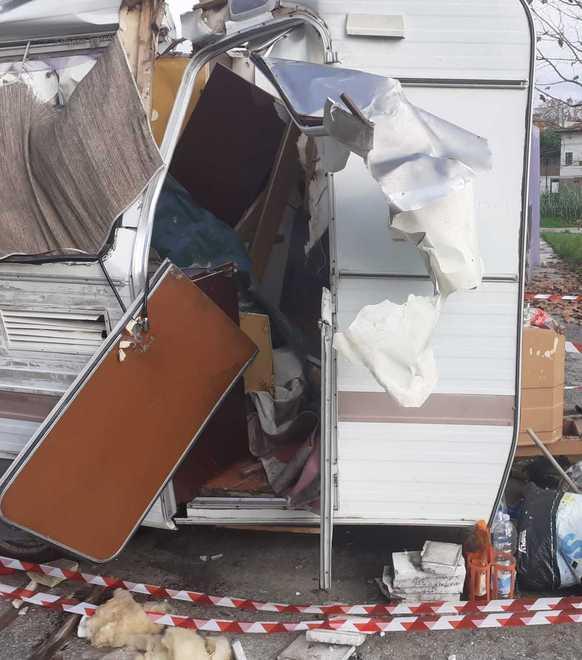 Roulotte abbandonata nessuno la rimuove