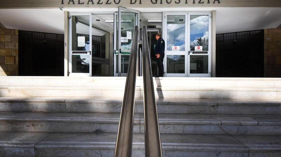 Costretta a indossare il velo e a sopportare i tradimenti