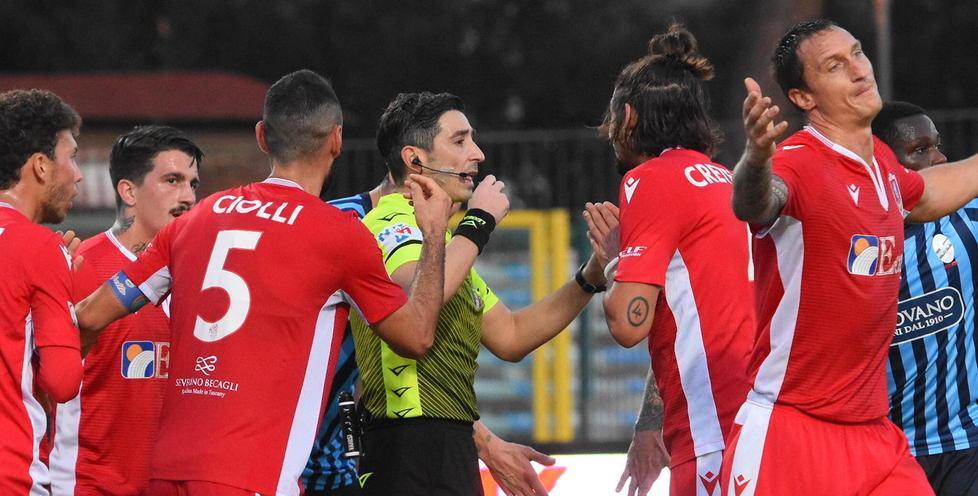 «Maltrattati dall’arbitro, ha offeso una città intera» Il dg furioso con Carrione 
