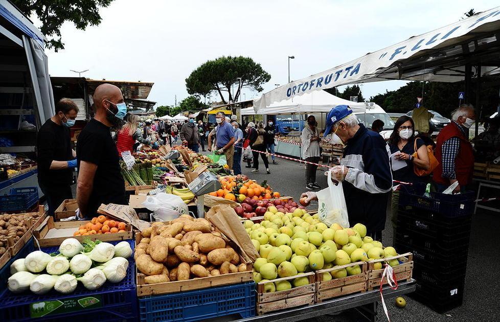 Mercato in versione ridotta previsti solo banchi alimentari 