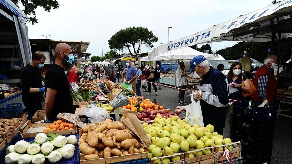 Mercato in versione ridotta previsti solo banchi alimentari