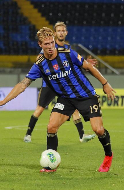Tre centrali anziché due e niente trequartista Non basta per coprirsi 