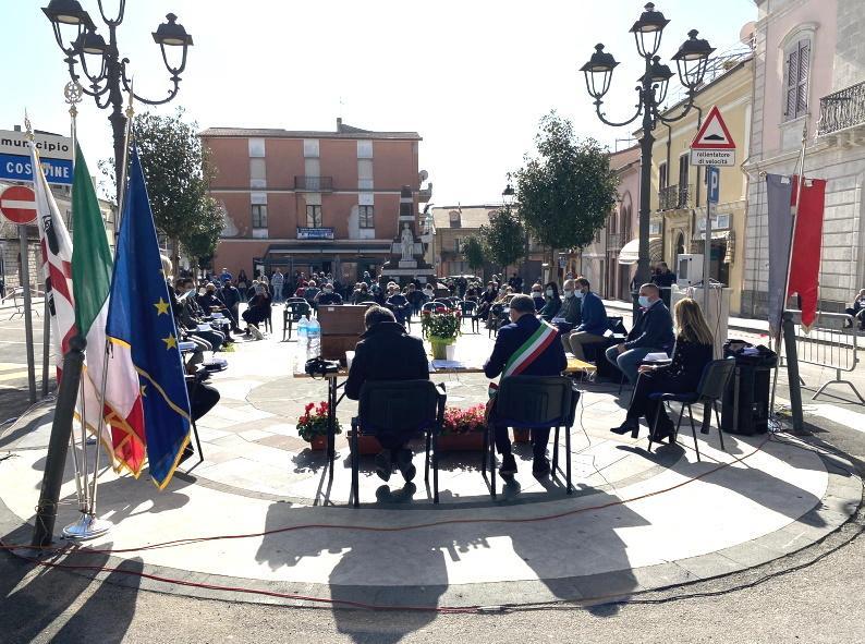 Pozzomaggiore, il consiglio si insedia in piazza 