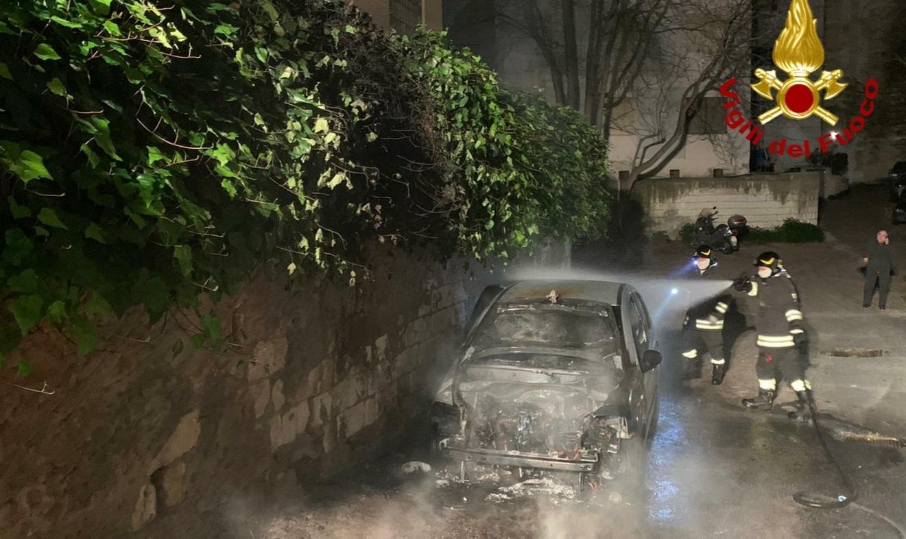 Ancora un’auto incendiata in città, vigili del fuoco al lavoro