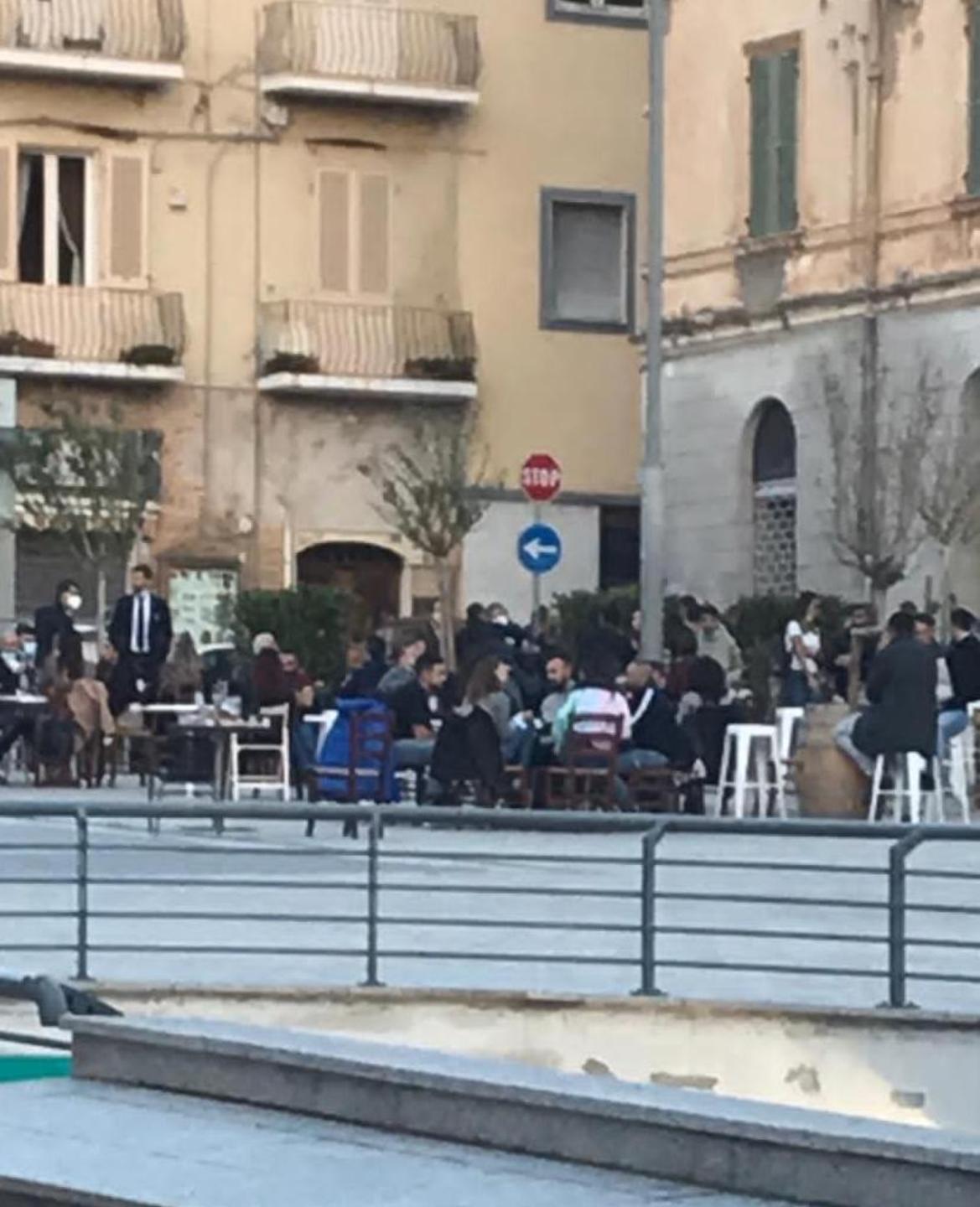 Assembramenti, blitz in centro tra gli aperitivi