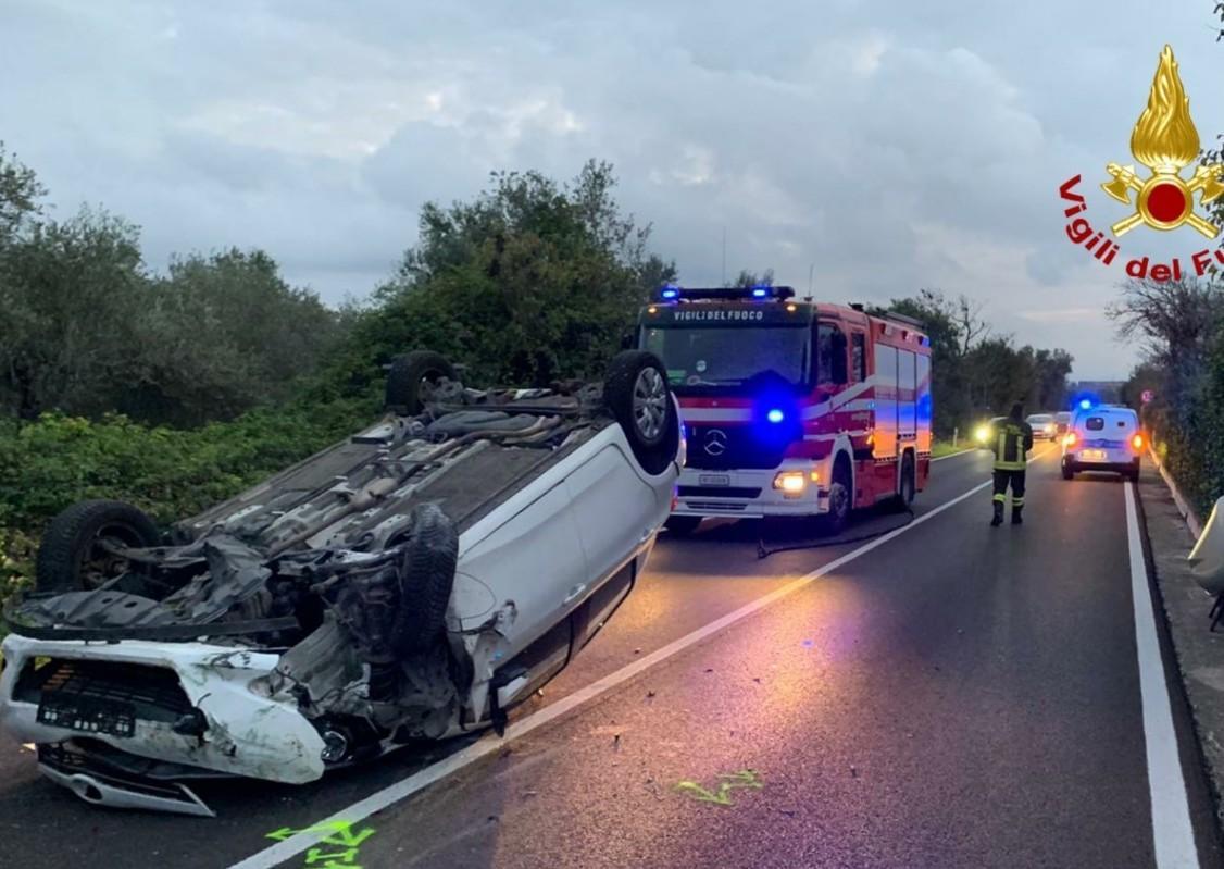 L’auto si ribalta sul rettilineo, illesi 36enne e bimbo di 2 anni