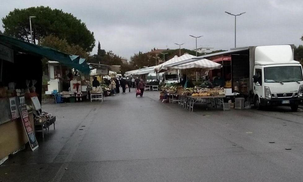 L'appello al Comune: «Nel mercato di Rosignano si includano anche banchi di casalinghi e di abiti per bimbi» 