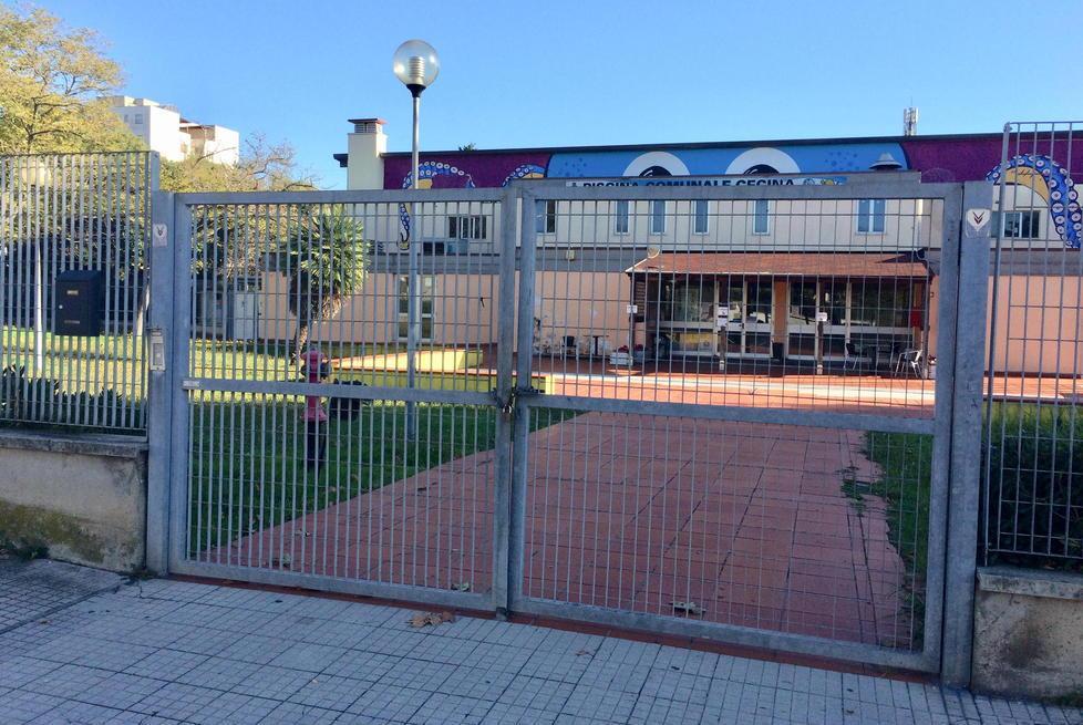 Ancora niente nuoto per Anna e Lorenzo, la burocrazia lascia le catene ai cancelli della piscina di Cecina