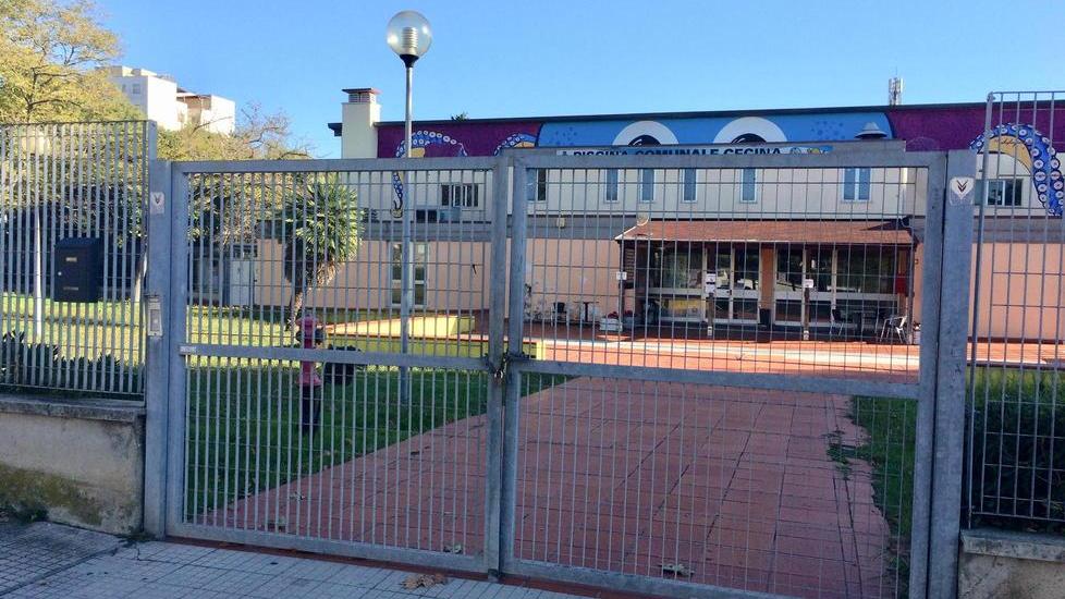 Ancora niente nuoto per Anna e Lorenzo, la burocrazia lascia le catene ai cancelli della piscina di Cecina