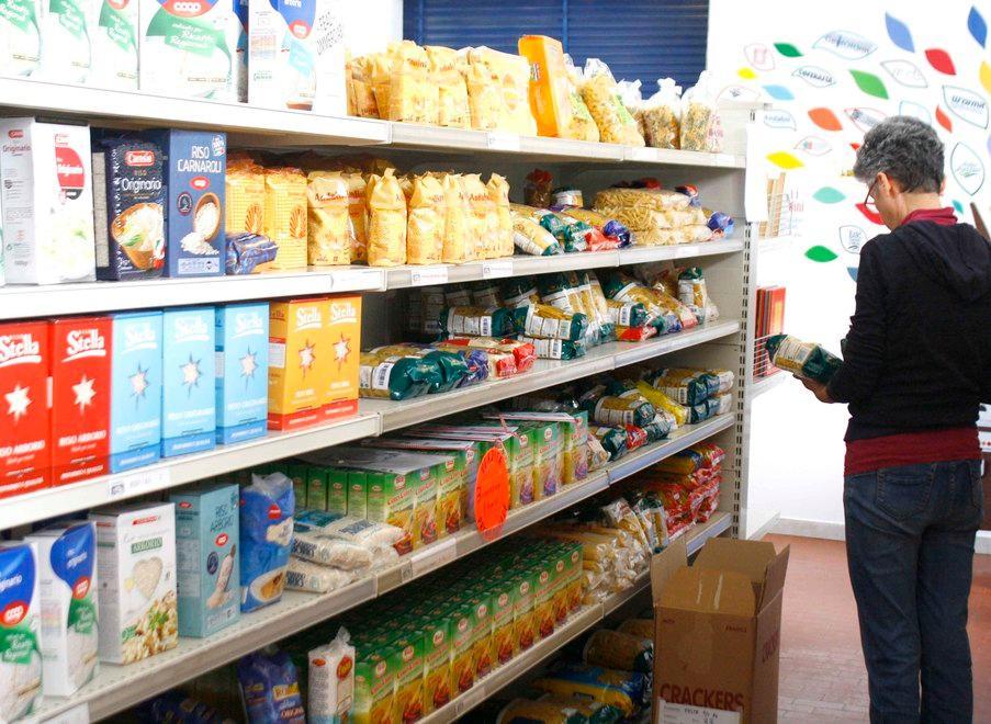Cento, solidarietà in un emporio dedicato ai più fragili