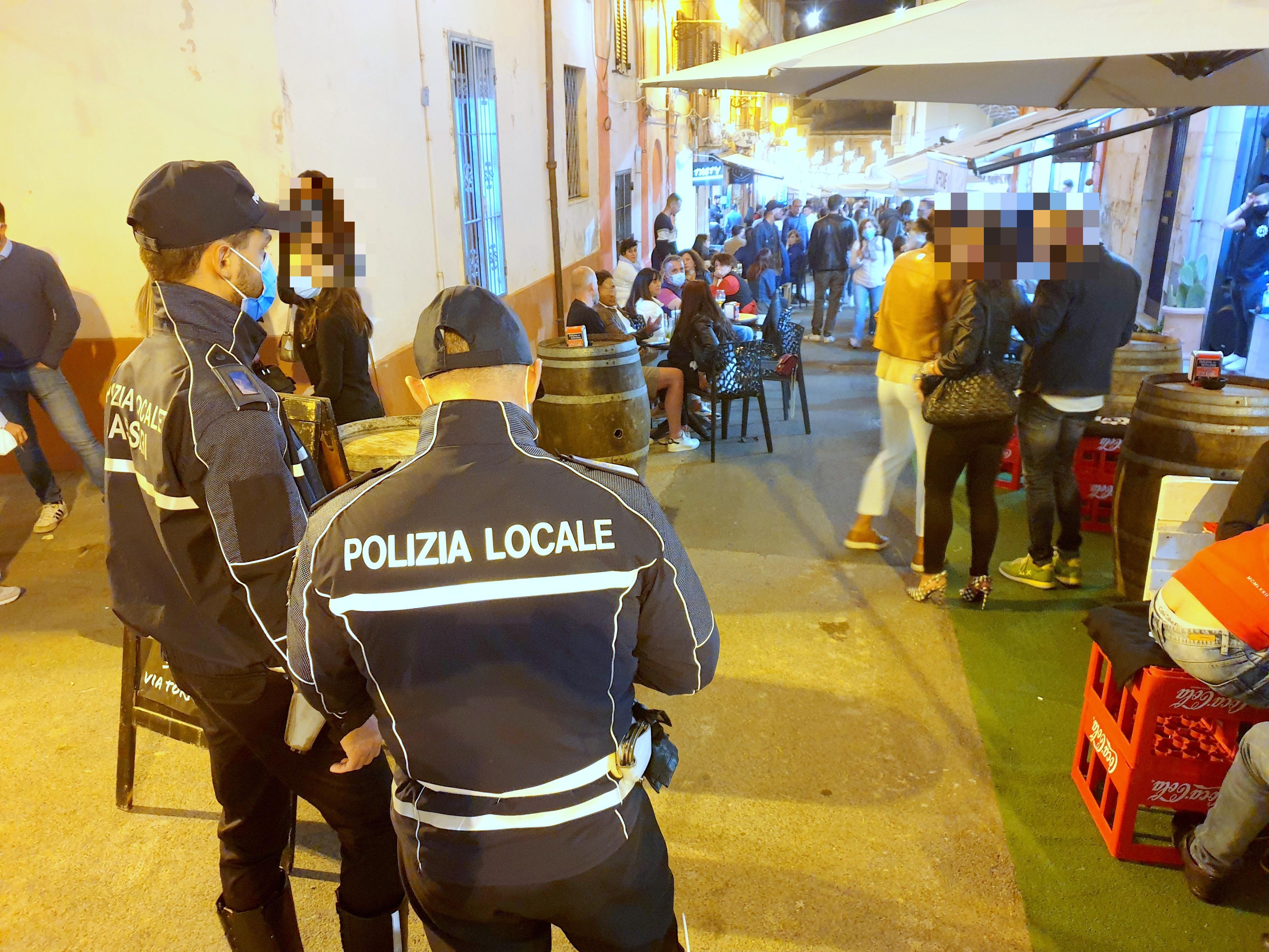 Una strada gremita di persone a Sassari, immagine di repertorio