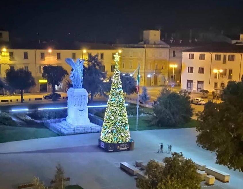 A Empoli luci di Natale nel segno della speranza: «Ecco perché le abbiamo volute e accese» 