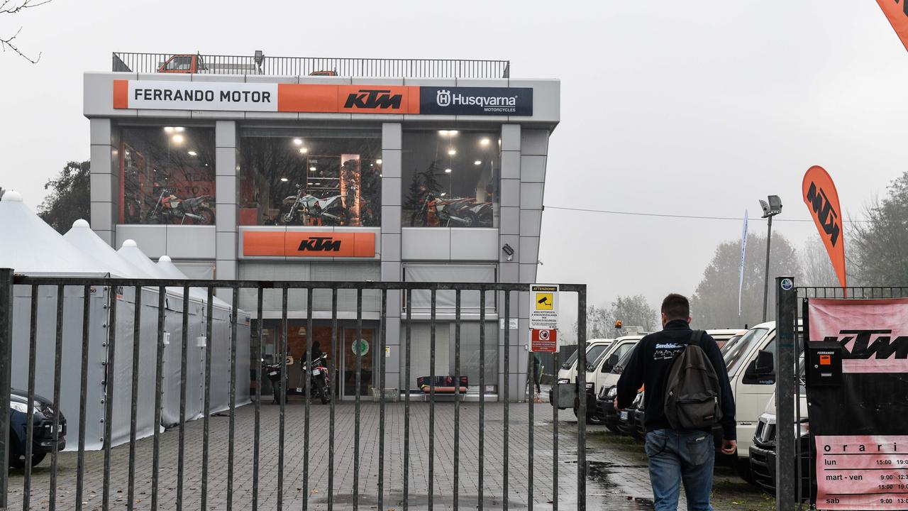 Spaccata nella concessionaria, la gang si porta via tre moto da enduro