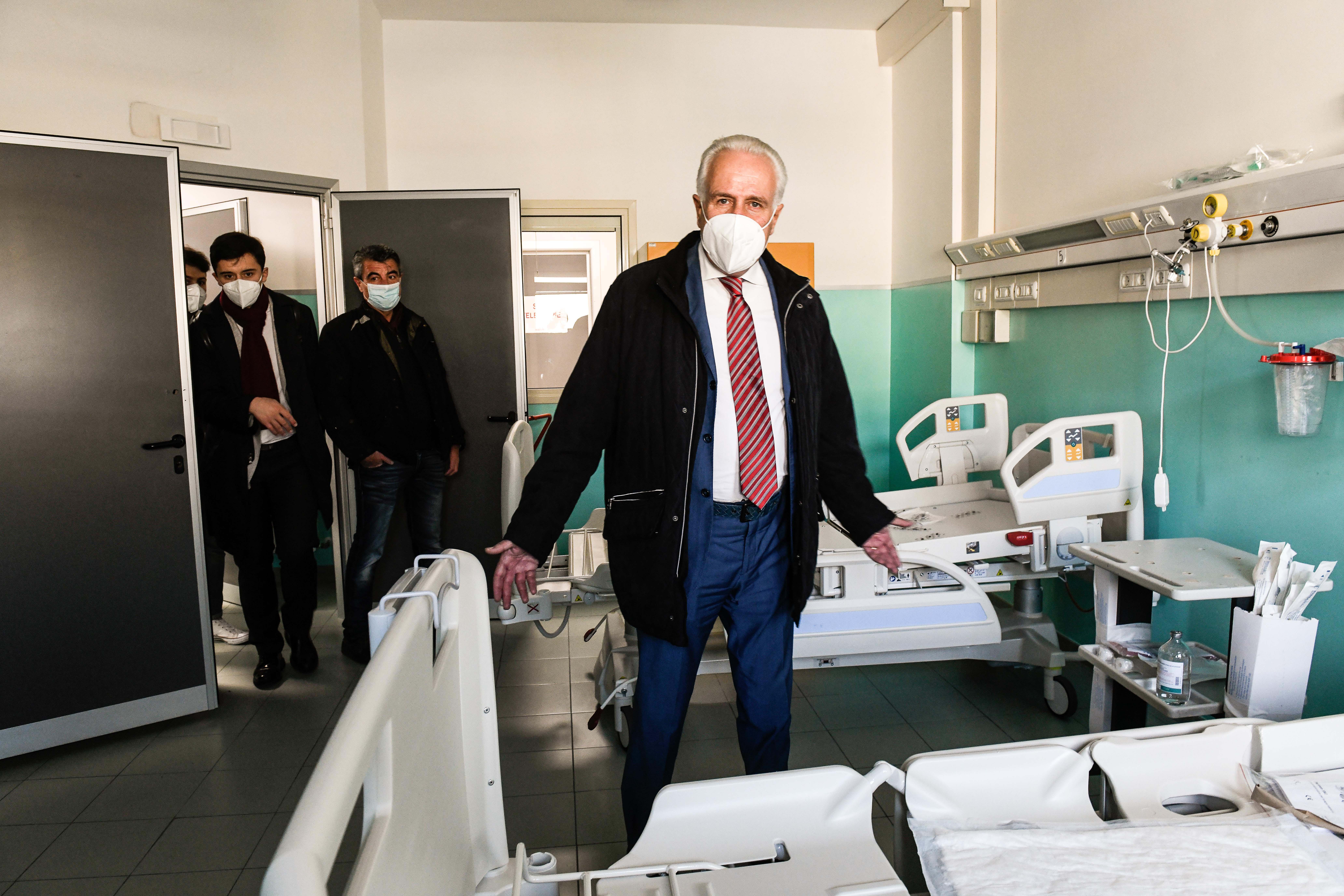Eugenio Giani durante una visita in un ospedale della Toscana (foto Fiorenzo Sernacchioli)
