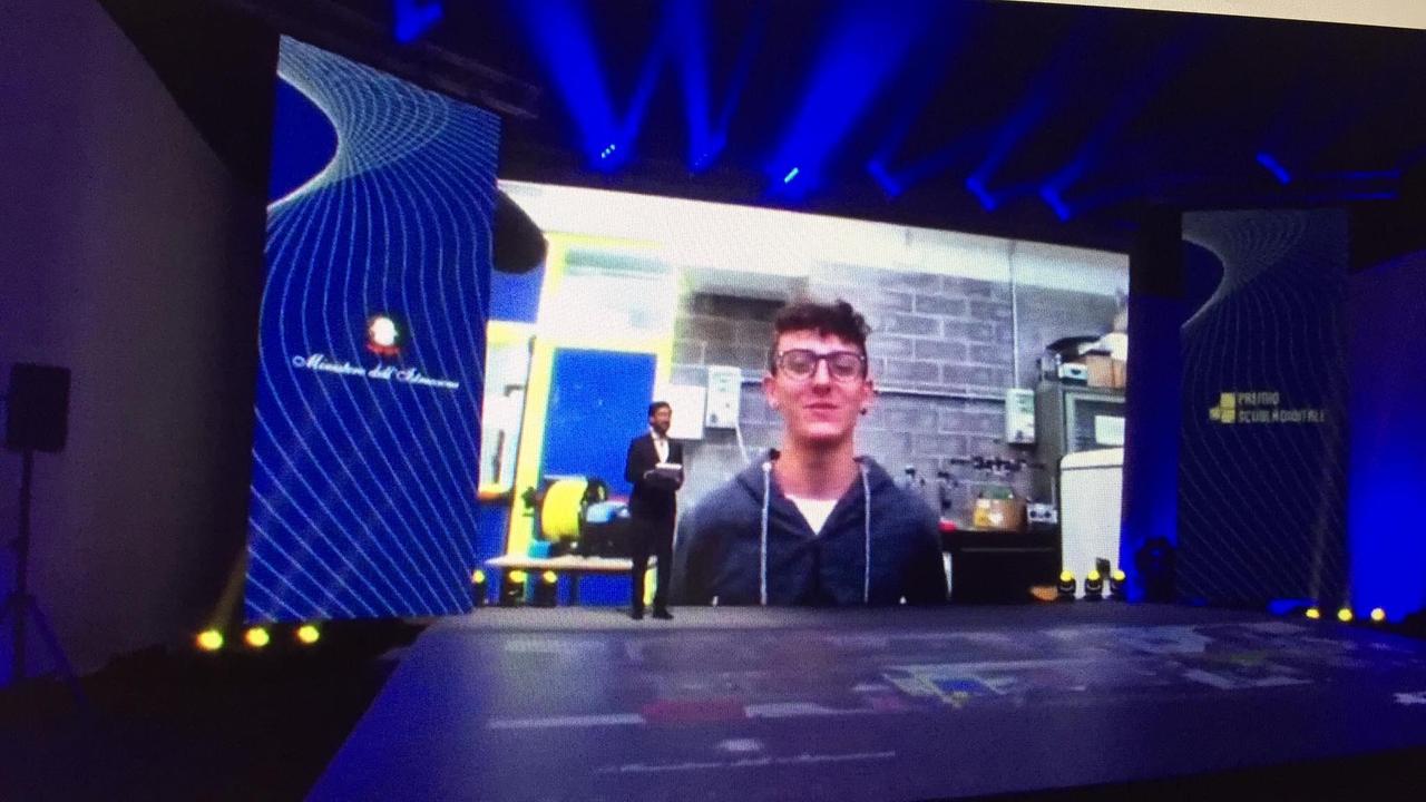 Nella foto lo studio di Cinecittà con Michael Scaffai in collegamento da Piombino alla finalissima del premio "Scuola digitale 2020"