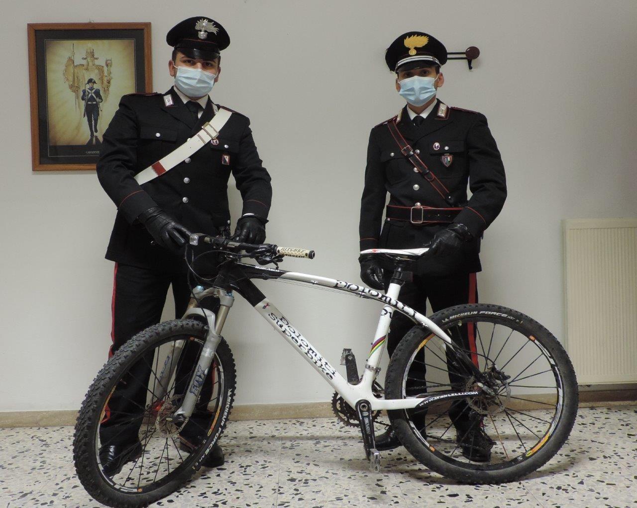 Bici in carbonio rubata a maggio: i carabinieri la ritrovano e denunciano due uomini