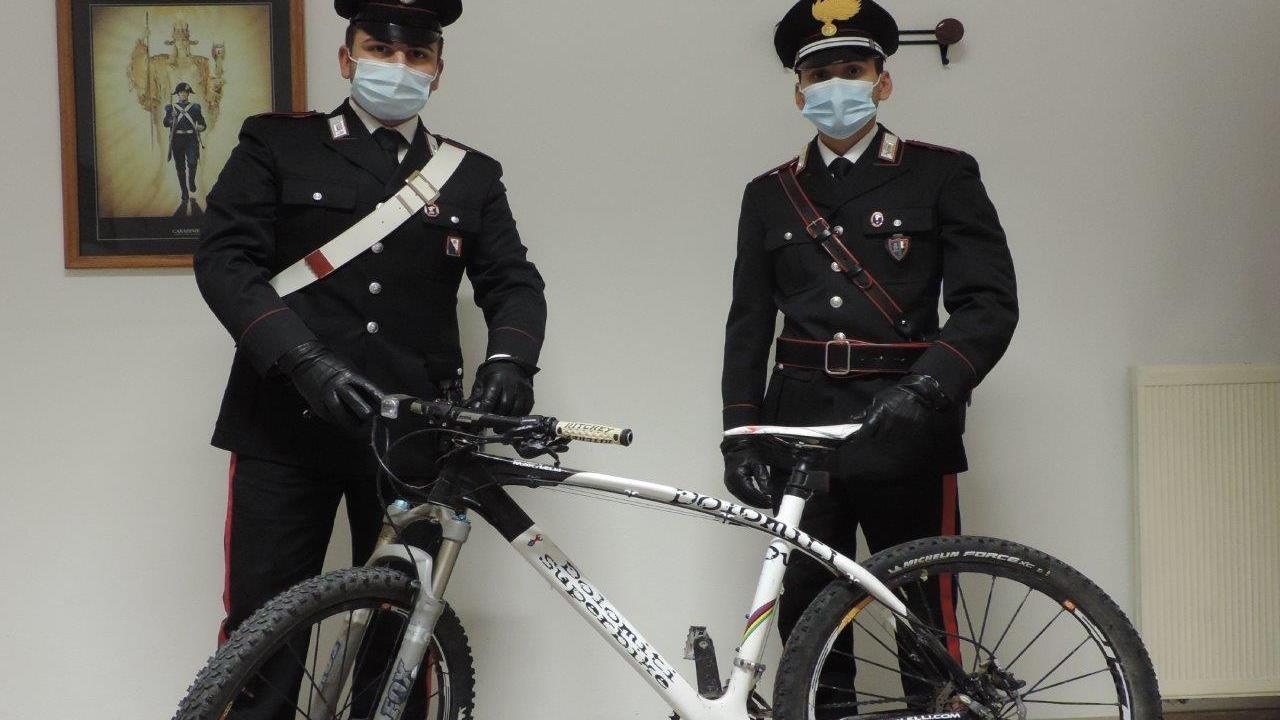 Bici in carbonio rubata a maggio: i carabinieri la ritrovano e denunciano due uomini