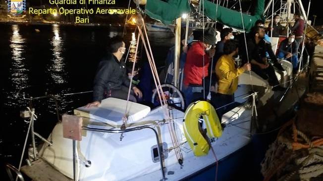 Migranti: in 32 sbarcano in Salento, arrestato lo scafista