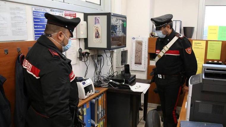 Assalto al discount, 5 banditi in fuga lanciano la cassaforte dall’auto