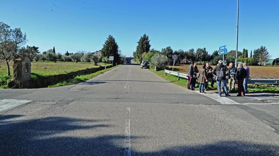 Cittadini riuniti all'incrocio dove dovrebbe sorgere la rotatoria