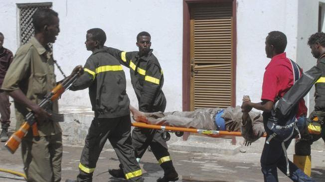 Somalia: kamikaze in ristorante, 5 morti e oltre 10 feriti