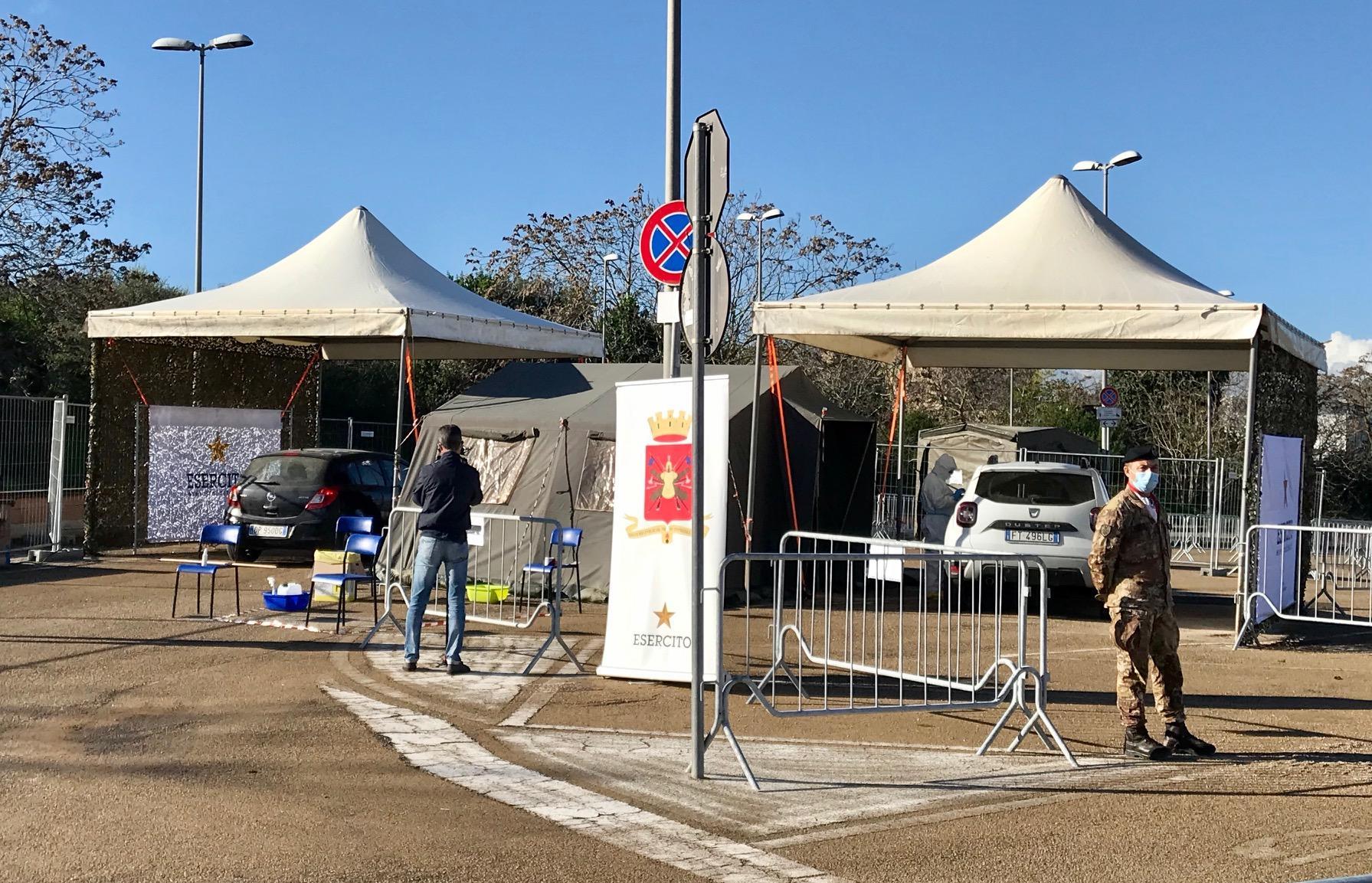 Covid: a Sassari via al servizio Drive Through, i tamponi eseguiti dentro l'auto