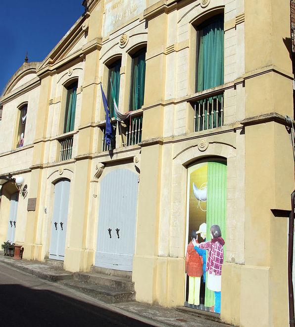 L’esterno del teatro comunale di Lajatico
