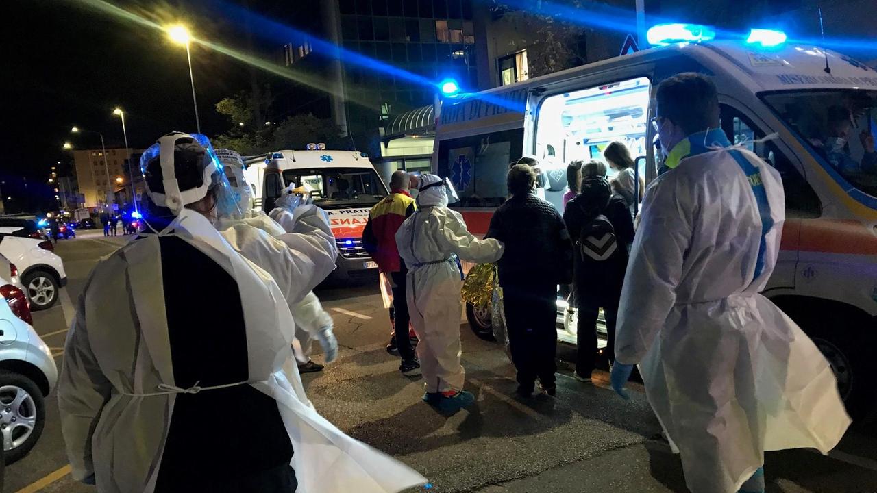 L'intervento delle ambulanze in via Ferrucci (foto Batavia)