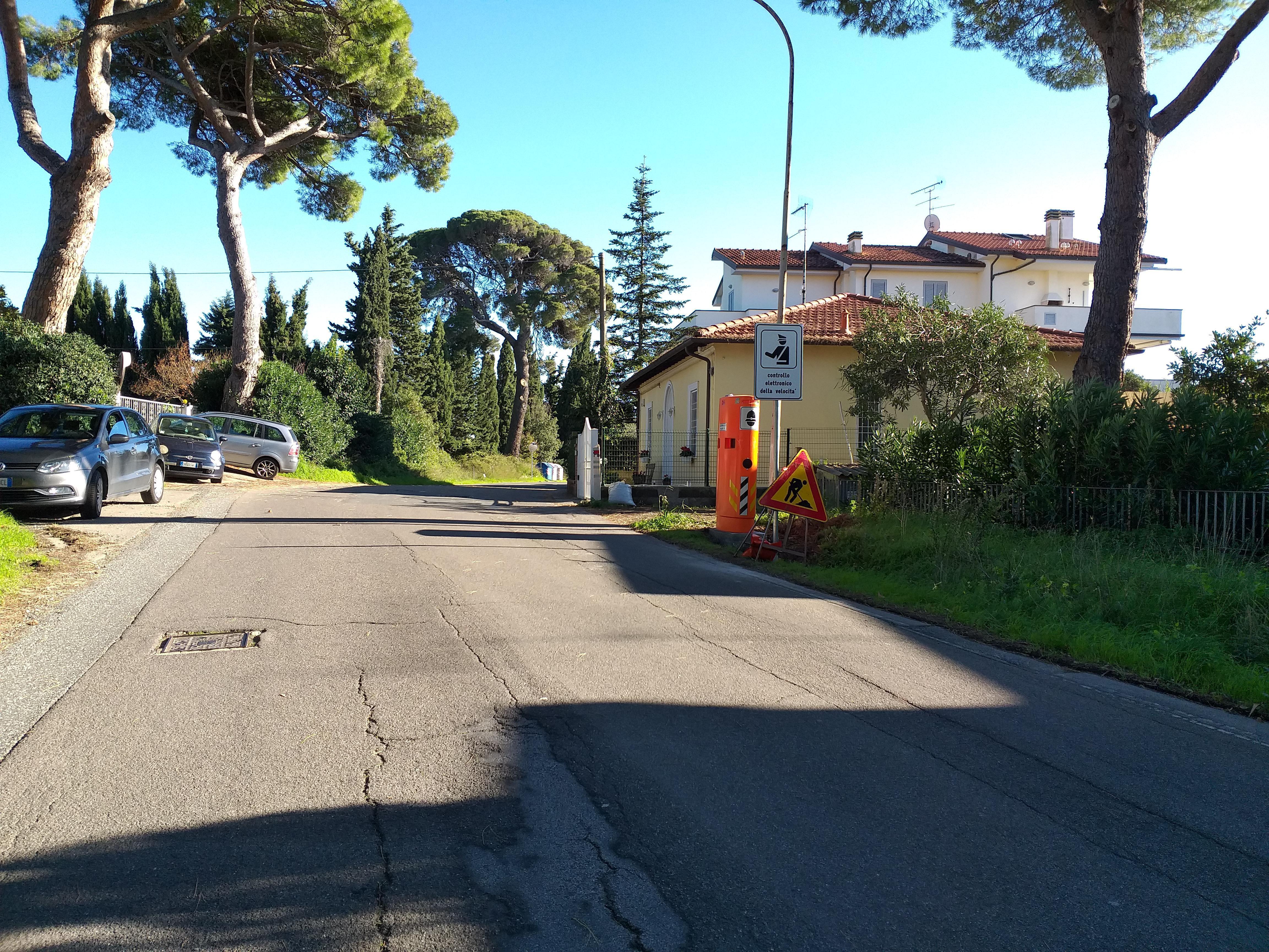 «In via Lungomonte vanno troppo veloci». Arriva l’autovelox ma è subito polemica
