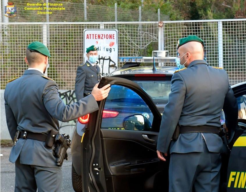 I militari della guardia di finanza durante le operazioni