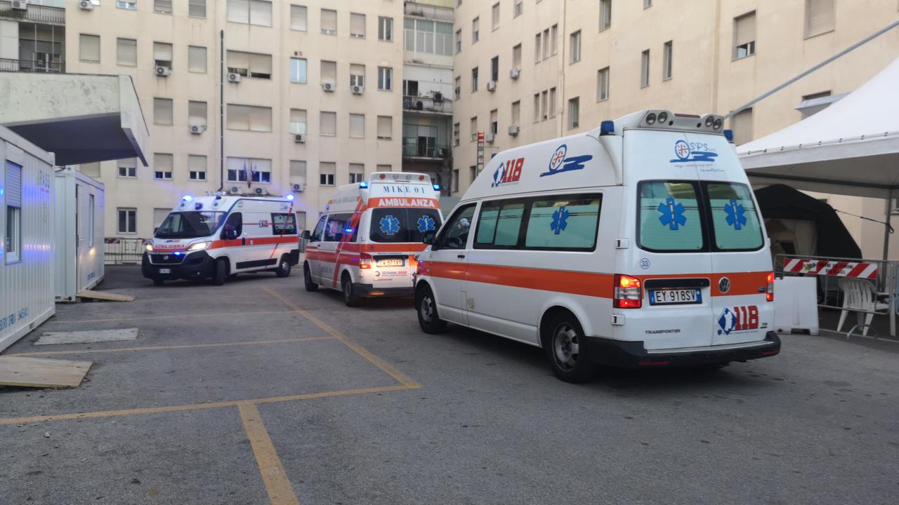 Ambulanze in fila davanti ai pronto soccorso: stop alle attese per gli equipaggi, ma non per i pazienti