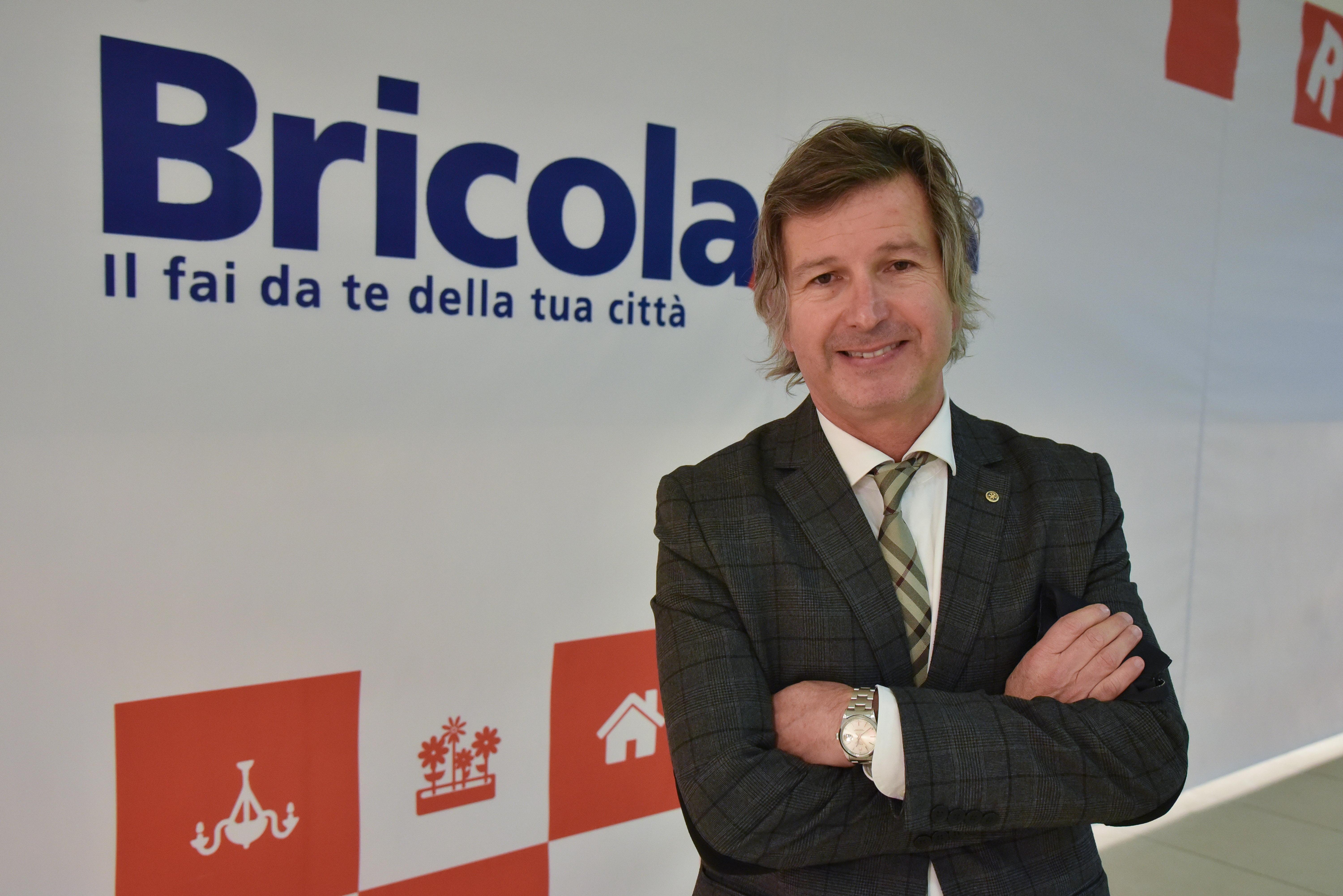 Giulio Gennari di fronte all'insegna che annuncia l'apertura al centro commerciale Aurelia Antica (Foto Agenzia Bf)