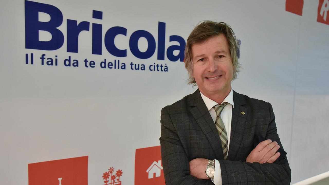 Giulio Gennari di fronte all'insegna che annuncia l'apertura al centro commerciale Aurelia Antica (Foto Agenzia Bf)