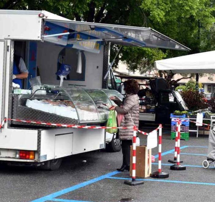 Stop anche alle bancarelle in piazza solo gli alimentari 