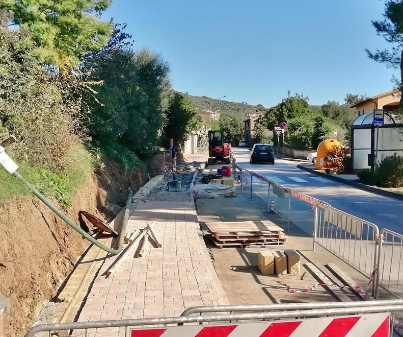 Procedono i lavori per i nuovi marciapiedi in viale della Libertà e in via Di Vittorio 