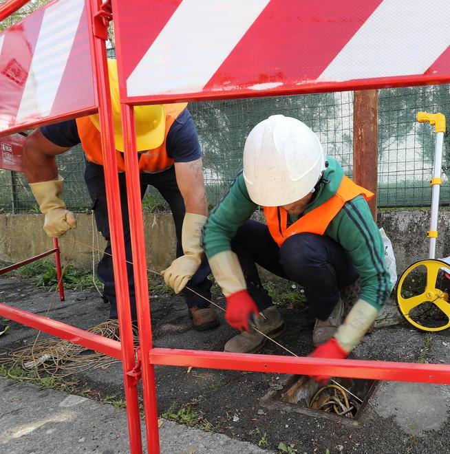 Via alla posa della fibra: arrivano i carro attrezzi per rimuovere le auto