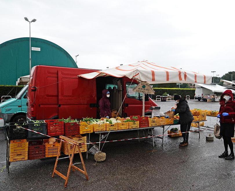 Il mercato si sposta sul piazzale Veterani e restano solamente i banchi alimentari 