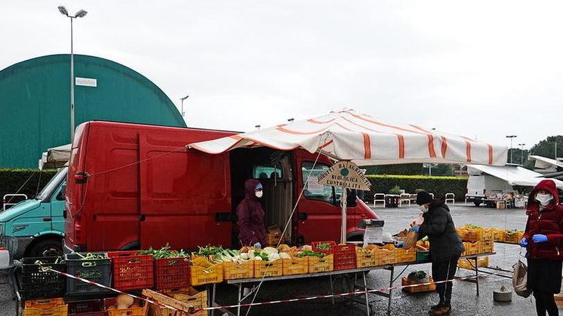 Il mercato si sposta sul piazzale Veterani e restano solamente i banchi alimentari