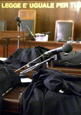 La obbliga a fare sesso nel bagno: condannato