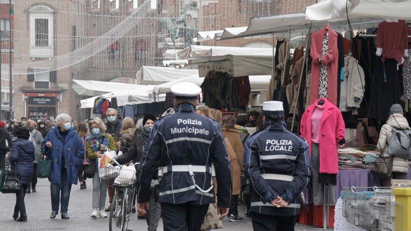 Mercati in riapertura A Ferrara sì al lunedì problemi al venerdì