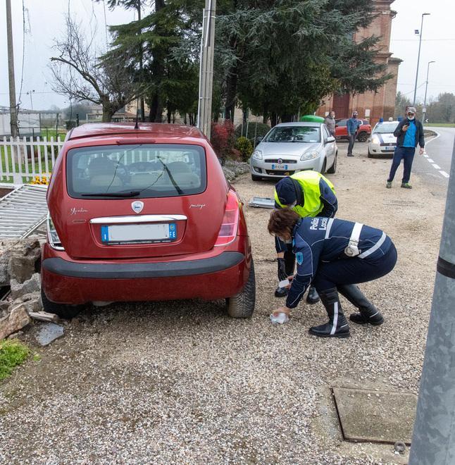 Doppio incidente in pochi minuti e metri 