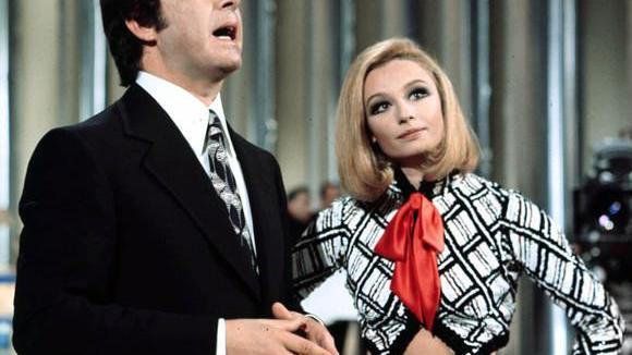 Raffaella Carrà icona di libertà sessuale Il Guardian incorona la diva romagnola