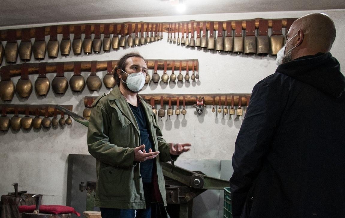 Viaggio tra gli artisti dei campanacci 