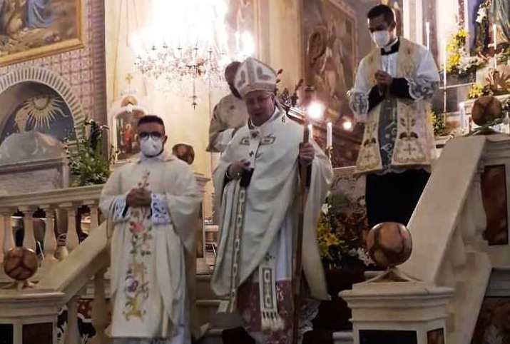 Il paese ha accolto il nuovo parroco 