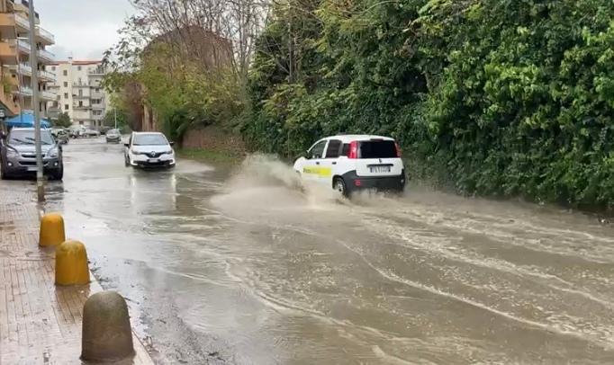 Mezz’ora di pioggia e via Degli Orti diventa un acquitrino 