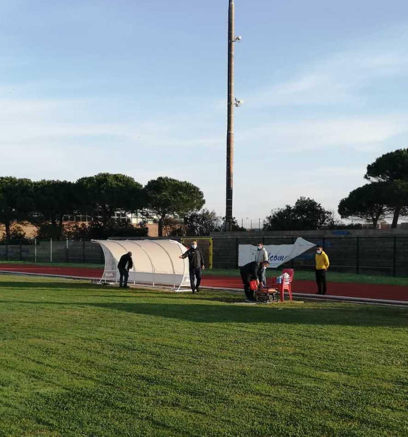 Nello stadio nuove panchine e attrezzi per l’atletica leggera