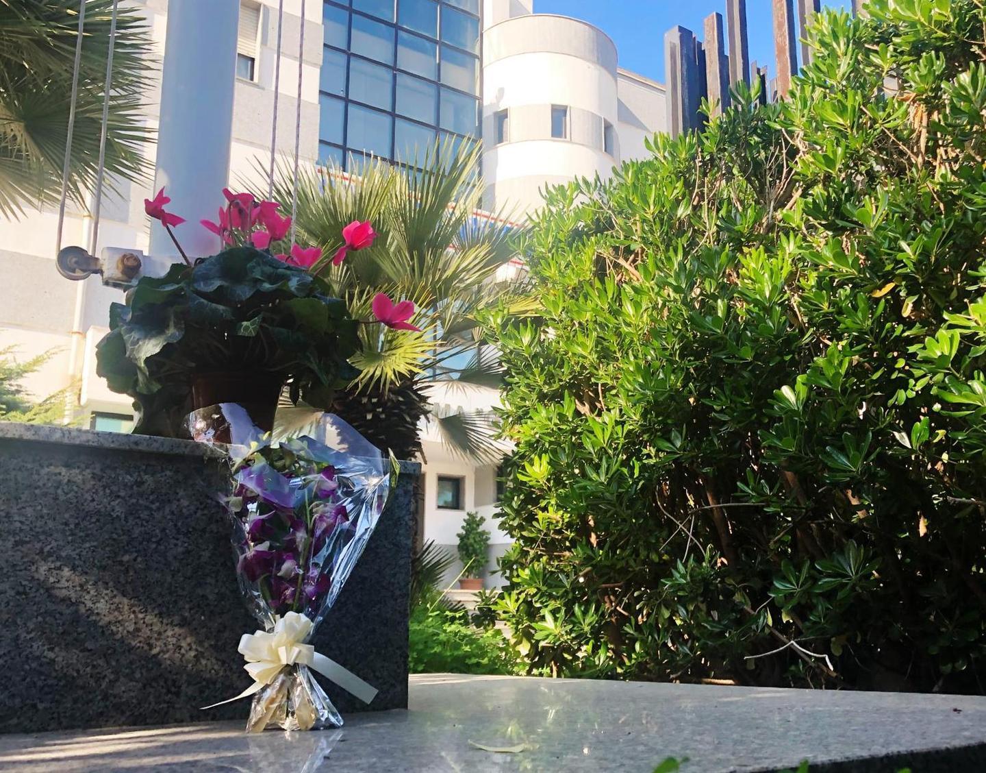 Il dono di due mamme algheresi per i caduti commuove i militari